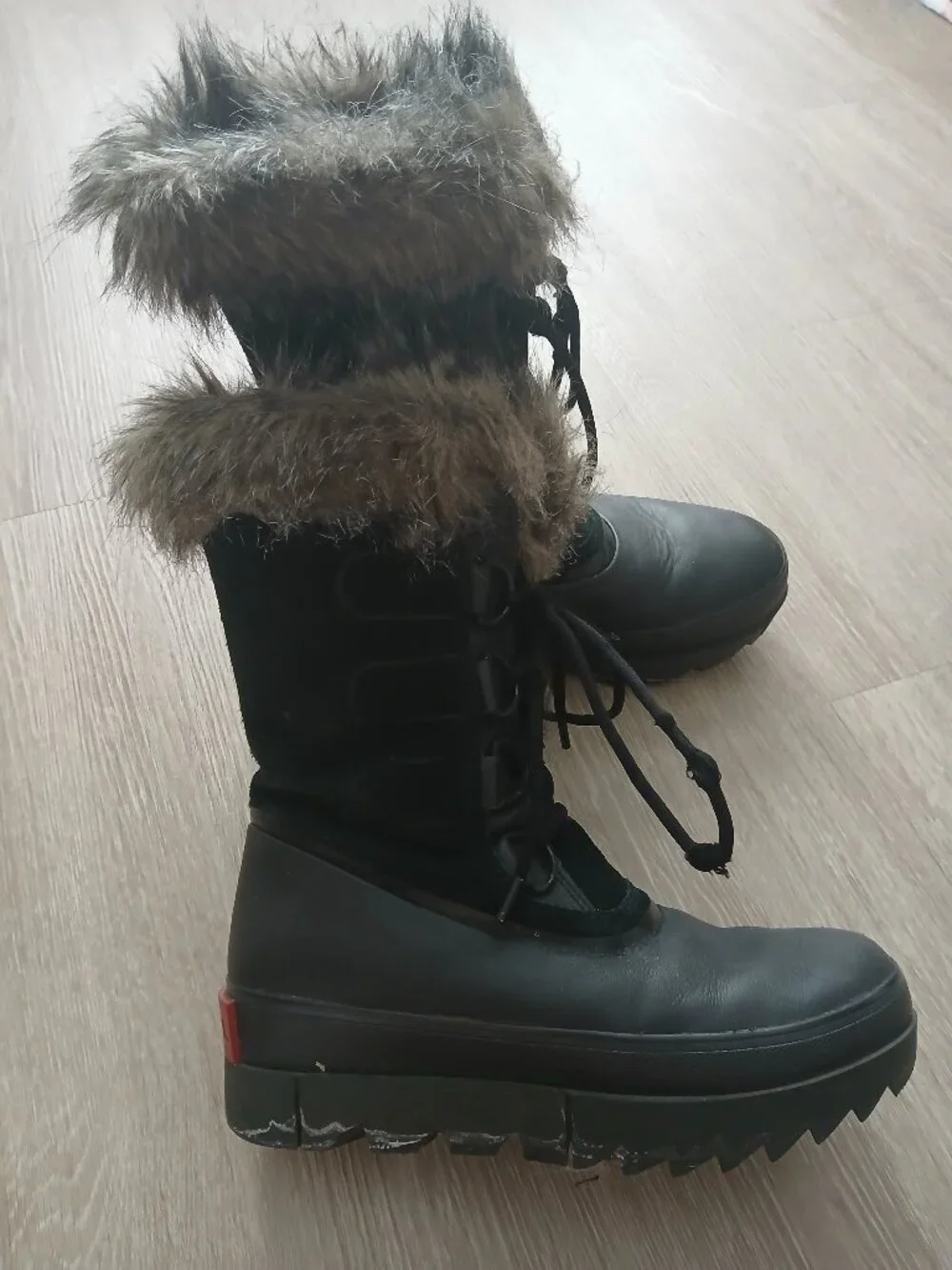 THE BEST WINTER BOOTS EVER - SOREL BLACK SIZE 9!!!